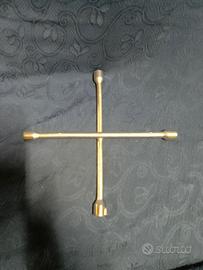 Chiave a croce per sostituzione ruote auto