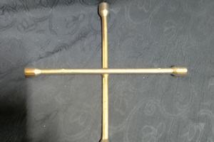 Chiave a croce per sostituzione ruote auto