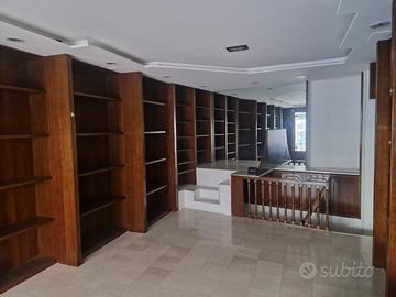 Belluno Negozio Strategico in Piazza del Mercato