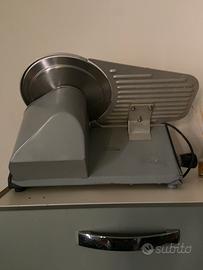 Affettatrice elettrica compatta
