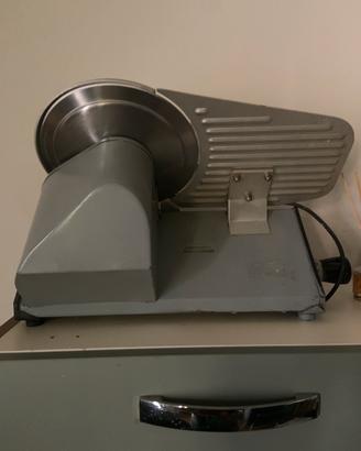 Affettatrice elettrica compatta