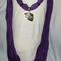 Sciarpe viola in tessuto e decorazioni
