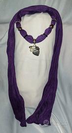 Sciarpe viola in tessuto e decorazioni