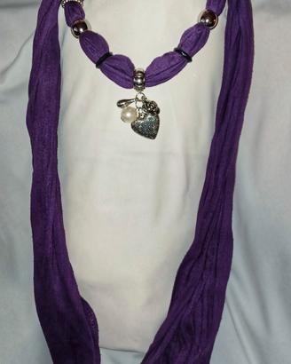 Sciarpe viola in tessuto e decorazioni
