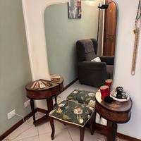 Toilette di antiquariato con  sgabello