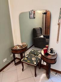 Toilette di antiquariato con  sgabello