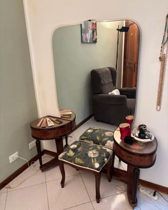 Toilette di antiquariato con  sgabello