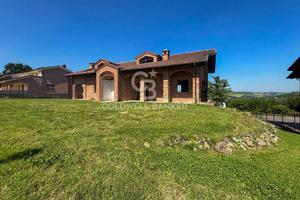 Villa di 580 m² con più di 5 locali e box auto a A