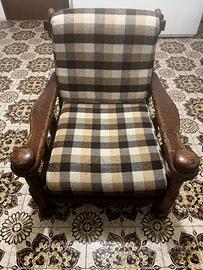 Poltrona vintage in legno con cuscini