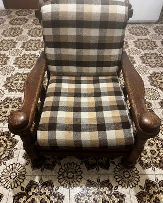 Poltrona vintage in legno con cuscini