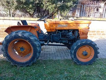 Trattore Fiat 350 DT con rimorchio.