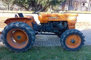 Trattore Fiat 350 DT con rimorchio.