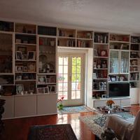 Parete attrezzata bianca su misura con libreria