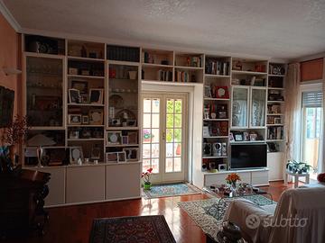 Parete attrezzata bianca su misura con libreria