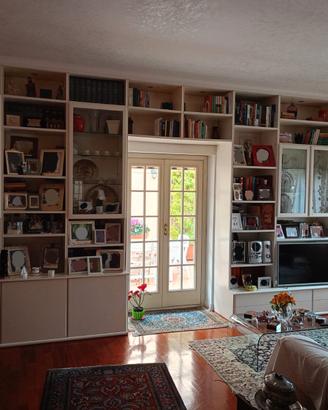 Parete attrezzata bianca su misura con libreria