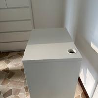 Scrivania bianca minimal con passacavi