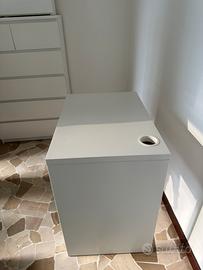 Scrivania bianca minimal con passacavi