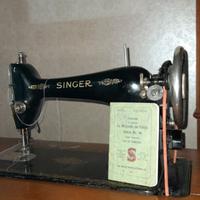 Macchina da cucire con mobile.