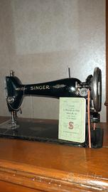 Macchina da cucire con mobile.