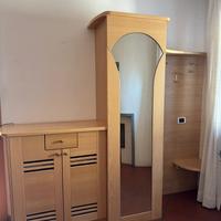Guardaroba in legno massicio