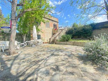 Rustico / Casale di 210 m² con più di 5 locali a S