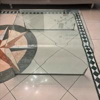 Tavolino da salotto in cristallo curvato