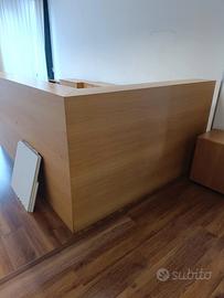 bancone negozio reception o scrivania studio