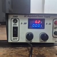 Alimentatore da banco regolabile
