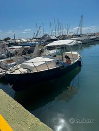 Gozzo Vetroresina 7,50 con motore fuoribordo 40-60