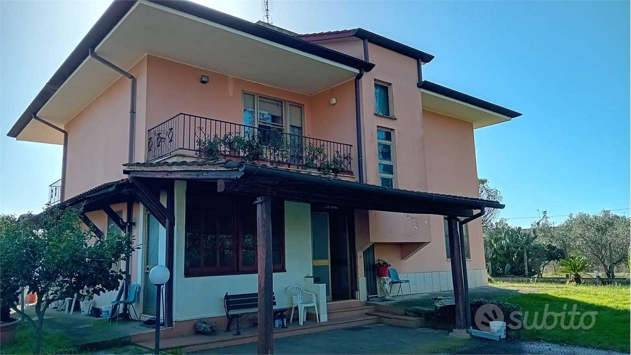 VILLA UNIFAMILIARE AMPIA METRATURA CON AMPIO GIARD