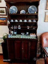Credenza classica con piattaia a giorno