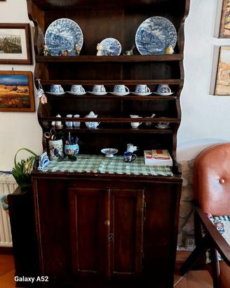 Credenza classica con piattaia a giorno