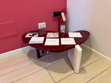 Tavolino design rosso bordeaux con gambe bicolore