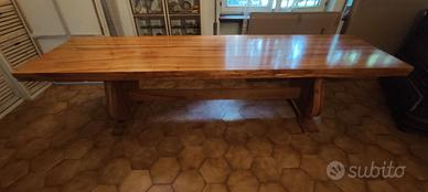 Grande tavolo in legno massiccio con intarsi 329cm