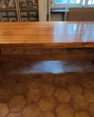 Grande tavolo in legno massiccio con intarsi 329cm
