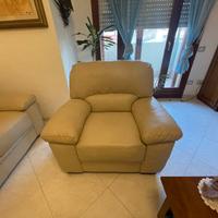 Divano e poltrone molto comodi in similpelle