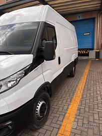 Furgone IVECO Daily usato anno 2023