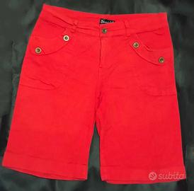 Pantaloni rossi corti