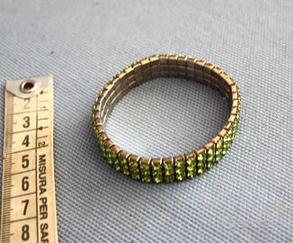 Bracciale elastico con brillanti verdi.
