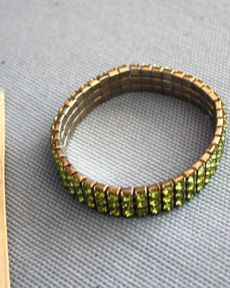Bracciale elastico con brillanti verdi.
