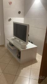Mobiletto e televisore