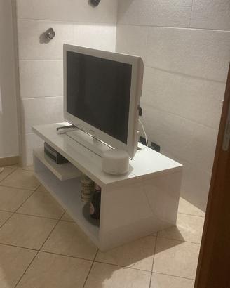 Mobiletto e televisore