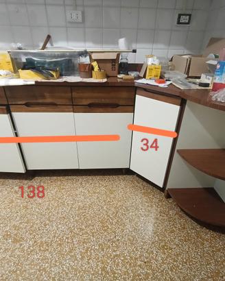 pensili cucina bianca e marrone