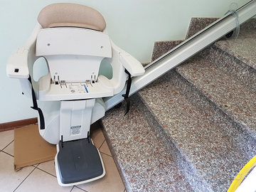 Montascale con sedile girevole