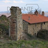 Casale con ex convento e 5 ettari di terreno