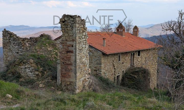 Casale con ex convento e 5 ettari di terreno