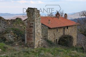 Casale con ex convento e 5 ettari di terreno