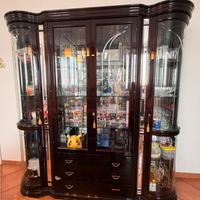 vetrina in legno scuro lucido