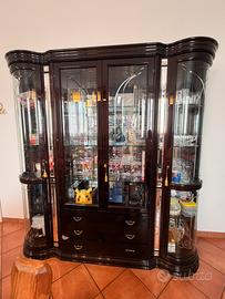 vetrina in legno scuro lucido