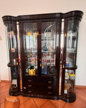 vetrina in legno scuro lucido